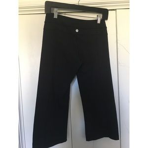 Black lululemon cropped Capri leggings